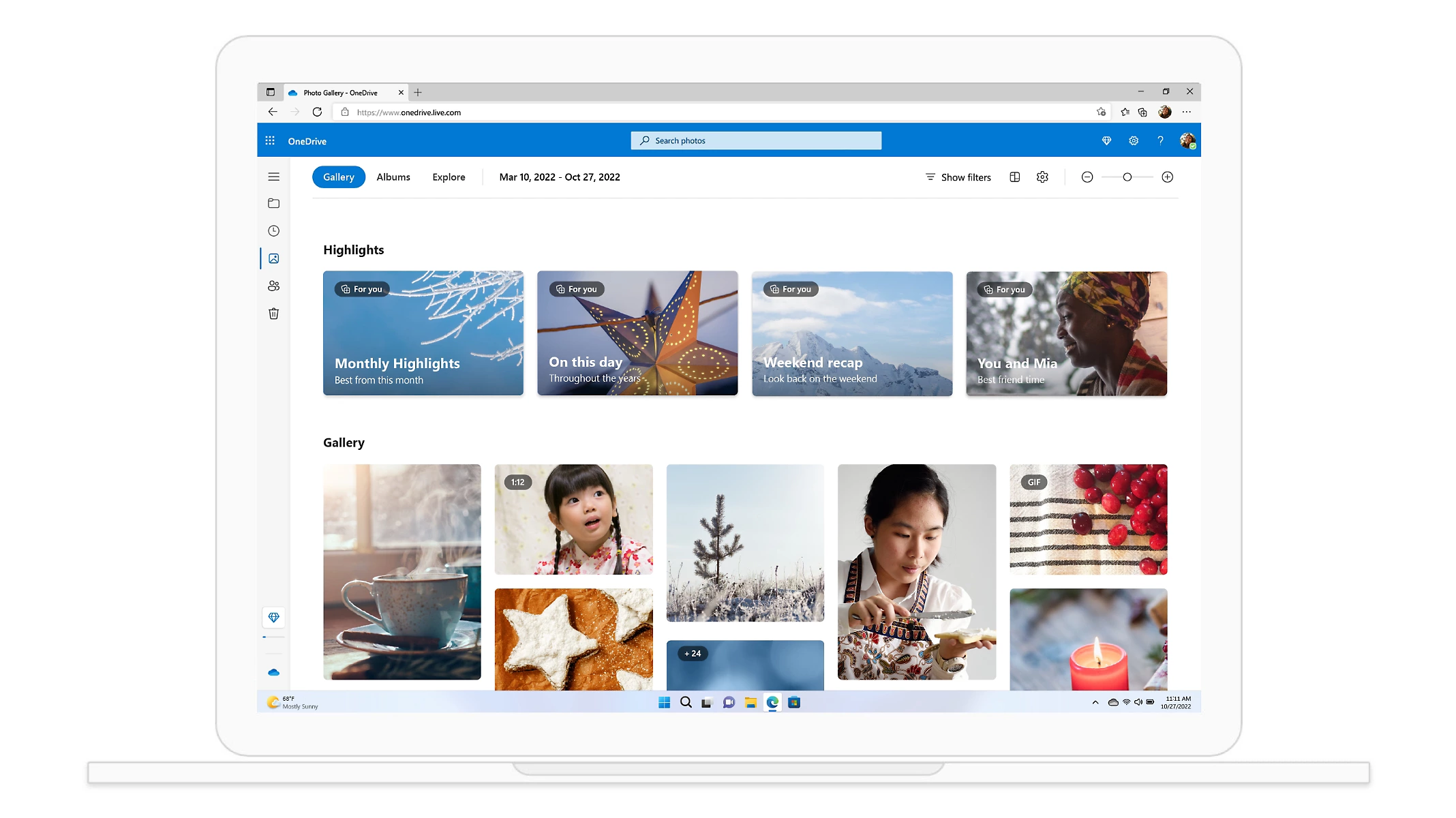 Una persona sentada frente a una ventana con un lápiz y una tableta para trabajar en un documento en Word.